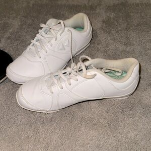 Cheer shoes